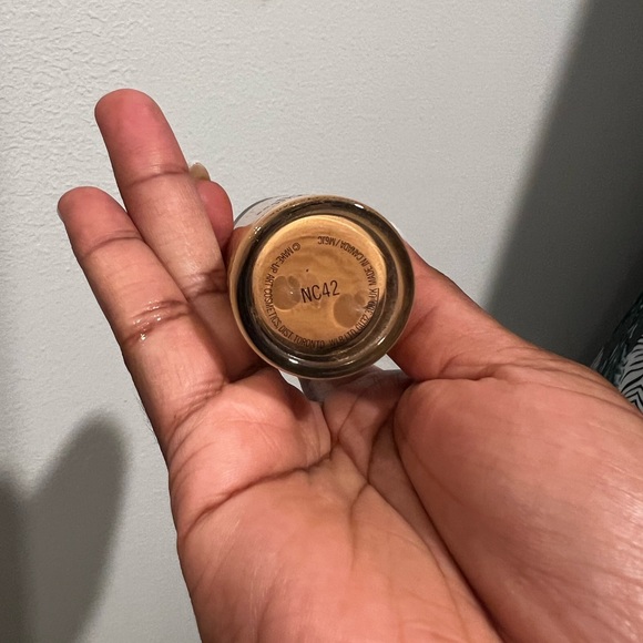 MAC Cosmetics Studiofix Fluid NC42 - Picture 3 of 3